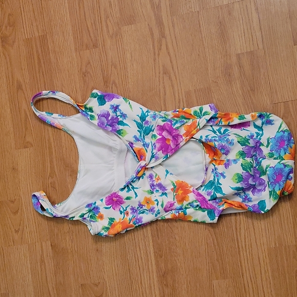 One piece swimsuit 🩱 - Picture 2 of 7